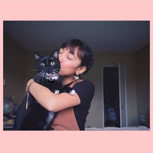 Meet your Posher, April - Picture 1 of 1